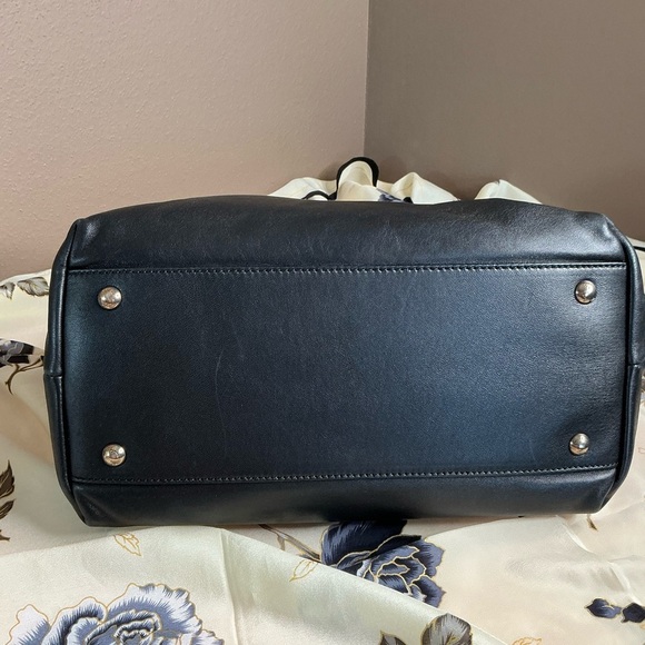 Elegant Ferragamo Black Shoulder Bag with Silver Chain Handles. - Picture 9 of 14